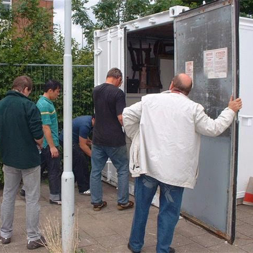 Spullen naar de container